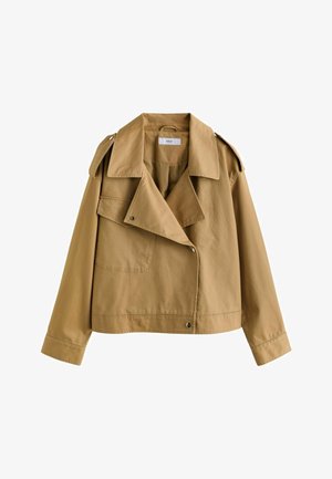 Khaki, krótka kurtka wykonana z bawełny, z szerokim kołnierzem, jedynym zapięciem na guzik i naramiennikami. Zawiera detal przednich kieszeni.