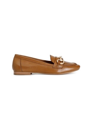 Brun læder flad loafer med en guldfarvet metal kædedekoration foran og en lav hæl.