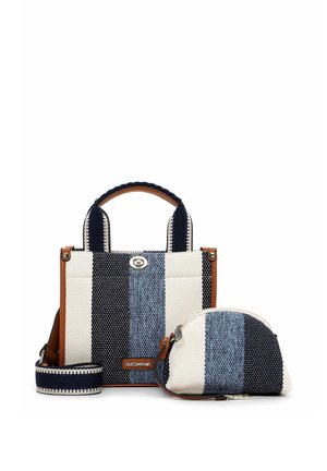 Bolso cuadrado y pouch a juego con rayas verticales en azul marino, blanco y azul, con detalles en piel marrón, acompañado de una correa para el hombro desmontable.