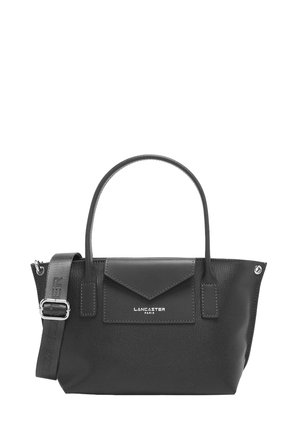 Sac à main noir en cuir texturé. Équipé de poignées arrondies, d'une sangle amovible, d'une poche à rabat à l'avant et de quincaillerie en tonalité argentée.