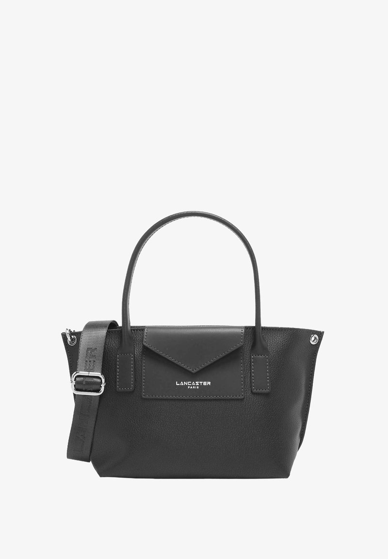 Sac à main noir en cuir texturé. Équipé de poignées arrondies, d'une sangle amovible, d'une poche à rabat à l'avant et de quincaillerie en tonalité argentée.