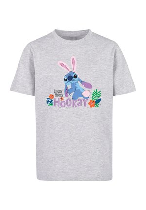 Pelēka kokvilnas T-kreklu ar grafiku, kurā attēlots zils tēls ar rozā truša ausīm, apkārt ziedu akcenti un teksts "Hippity Hoppity Hooray."