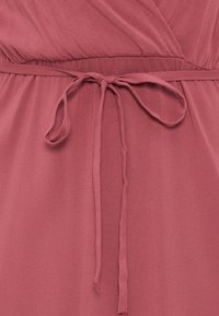 Φόρεμα από ύφασμα σε dusty rose απόχρωση με λεπτό φιογκάκι στη μέση, μαζεμένο στη ραφή πάνω από το φιογκάκι.