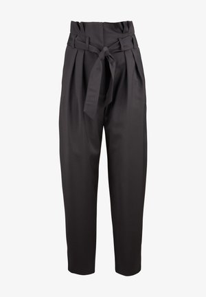 Pantalones negros de talle alto con corte cónico, cinturón de tela anudado, delantero plisado y bolsillos laterales, mostrados sobre un fondo blanco.
