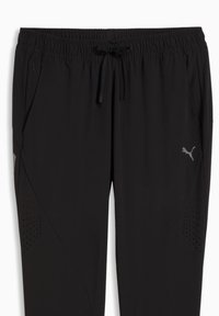 Μαύρο αθλητικό παντελόνι με ελαστική μέση και κορδόνι, πλαϊνή τσέπη με φερμουάρ, διάτρητα πάνελ κοντά στα γόνατα και λογότυπο Puma στο δεξί μηρό.
