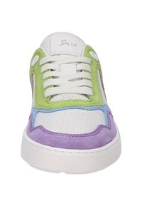 Bunt gemusterter Sneaker mit einer weißen perforierten Lederbasis, grünen und lila Wildlederüberzügen sowie hellblauen Akzenten entlang der Sohle.