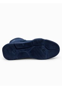 Semelle de sneaker navy avec une semelle en caoutchouc texturé, présentant des motifs distincts, des rainures et des accents circulaires pour l'accroche. Finition en matériau lisse.