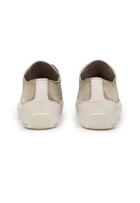 Beige Wildleder- und weiße Leder-Low-Top-Sneaker mit einer strukturierten Gummisohle und genähten Akzenten an der Ferse. Zweifarbiges Design.