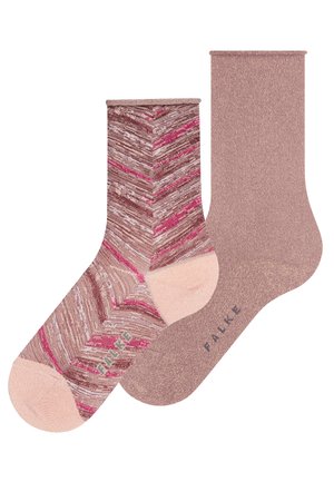 Para różowych skarpetek, jedna w jednolitym kolorze, druga w paski w odcieniach różu i brązu.