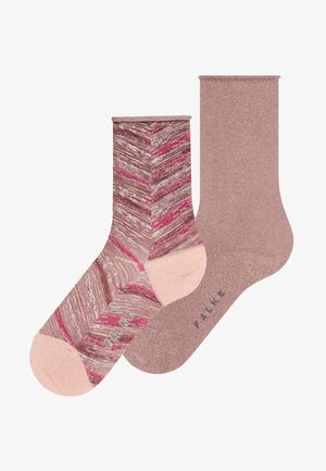 Une paire de chaussettes roses, l'une de couleur unie et l'autre avec un motif à rayures en nuances de rose et de marron.
