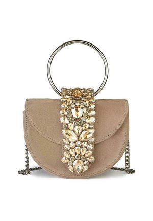 Bolso de ante en color beige con un asa circular de plata, adornado con una fila de grandes piedras preciosas transparentes y de tono ámbar en la parte frontal.