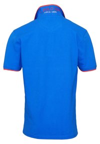 Modrá polo tričko s krátkým rukávem, s hladkou texturou, červeným límečkem a akcenty na rukávech, obsahuje detaily loga na zadní straně límce.