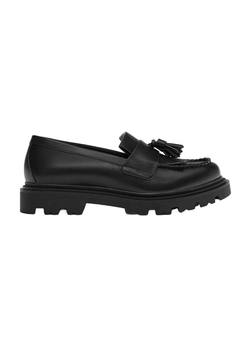 Schwarze Lederloafers mit einer dicken Gummisohle, die eine dekorative Quaste und ein geflochtenes Design auf der Vorderseite aufweisen.