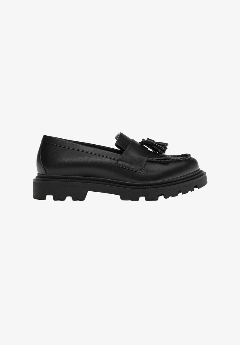 Schwarze Lederloafers mit einer dicken Gummisohle, die eine dekorative Quaste und ein geflochtenes Design auf der Vorderseite aufweisen.