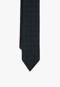 Corbata verde oscuro con un patrón floral repetido en azul y marrón, que presenta una textura suave y un diseño de punta. 