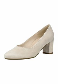 Zapato de salón de ante beige con punta puntiaguda, tacón bajo de bloque y interior liso. Presenta un corte en V profundo en la parte delantera para un detalle de diseño adicional.