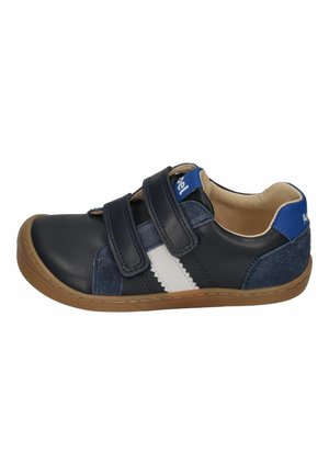Kinder-Sneaker in Marineblau mit zwei Klettverschlüssen, weißem Seitenstreifen, hellbrauner Sohle und blauem Fersenlasche mit Logo.