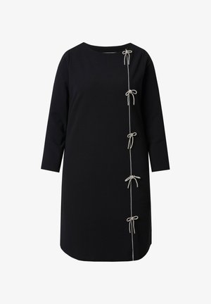Schwarzes Kleid mit Dreiviertelärmeln, das dekorative silberne Schleifen an der Seite aufweist. Glattes Material und eine entspannte Passform.