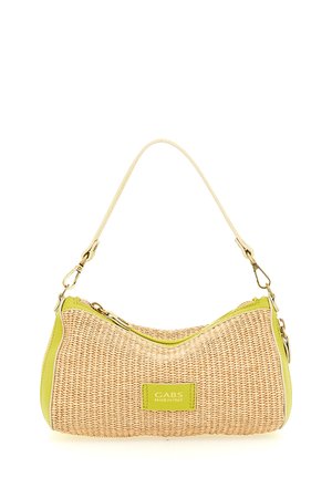 Piccola borsa cilindrica intrecciata con dettagli in pelle verde chiaro e tracolla singola, etichetta del marchio GABS sul davanti.