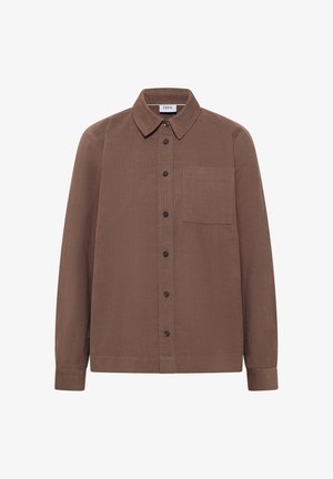 Chemise marron en velours côtelé à manches longues avec boutons sur le devant, poche poitrine et col classique.
