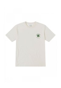 Camiseta de algodón crema con mangas cortas, cuello redondo y un logo de trébol verde con texto en el lado izquierdo del pecho.