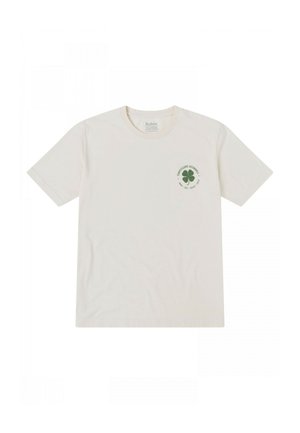 Camiseta de algodón crema con mangas cortas, cuello redondo y un logo de trébol verde con texto en el lado izquierdo del pecho.
