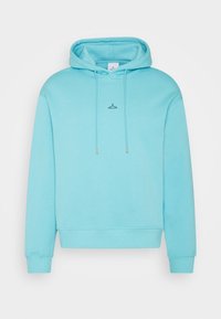 Hoodie w jasnym turkusie, wykonany z miękkiej bawełny. Posiada kieszeń z przodu, sznurki oraz małe czarne logo wieszaka na piersi.
