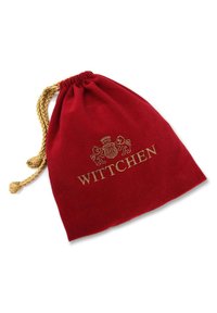 Bolsa drawstring de terciopelo rojo con herrajes dorados, que presenta la palabra bordada "WITTCHEN" y un diseño de crestón de león.