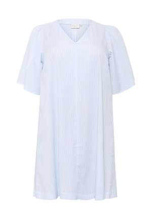 Lyseblå kjole med lodrette hvide striber, V-udskæring og korte flagrende ærmer. Fremstillet af blødt, letvægtsstof med en løs pasform.
