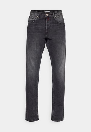 Jeanși din denim negri, cu croială slim, cu un design cu cinci buzunare, închidere cu buton și o estompare subtilă. Accente de cusătură roșie pe buzunarul din spate.