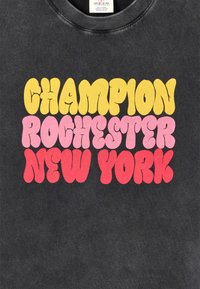Czarny sweatshirt z dużym, wyrazistym napisem w kolorze żółtym, różowym i czerwonym, brzmiącym "CHAMPION ROCHESTER NEW YORK." Miękka tkanina o teksturowanym wykończeniu.