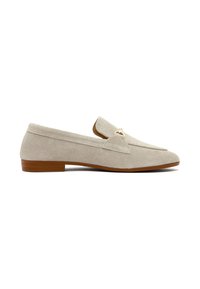 Mocassini in suede grigio chiaro con tacco basso marrone. Presentano una punta semplice e rotonda e un accento decorativo dorato sulla parte superiore.