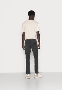 Wrangler LARSTON - Calças de ganga justas - black