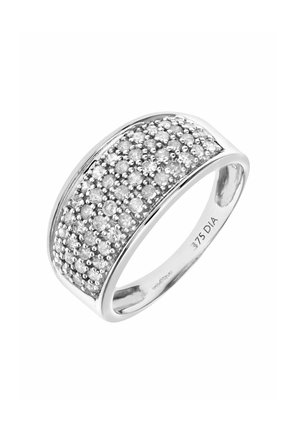 Bague en argent avec une surface lisse et une large bande, ornée de groupes de petits diamants disposés en motif de points.