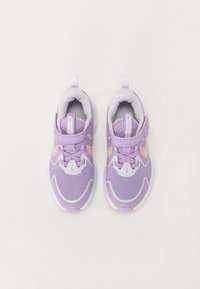 Lila Sport Schuhe mit einem Mesh-Obermaterial, kontrastierenden orangen Akzenten, weißer Gummisohle und verstellbaren Verschlüssen.