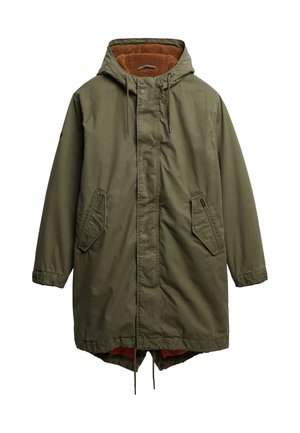 Parka larga de color verde oliva con capucha. Presenta un forro de felpa marrón, bolsillos laterales y un dobladillo con cordón para un ajuste ajustable.