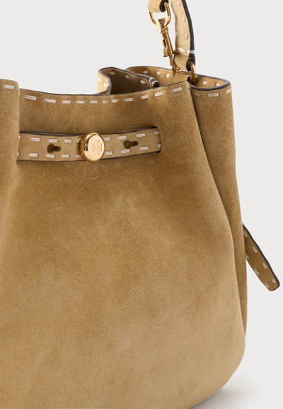 Τσάντα κάδου σε ταμπά σουέτ με λευκό γαζί, χρυσό στρογγυλό κουμπί λογοτύπου και ρυθμιζόμενο λουρί από δέρμα με χρυσή πόρπη.