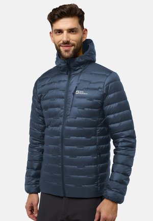 Dunkelblaue, gepolsterte Jacke mit Reißverschluss vorne und Kapuze. Sie hat ein Logo auf der Brust, horizontale Nähte und zwei seitliche Taschen.