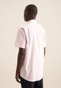 Camicia a maniche corte in tessuto leggero con motivo a quadretti rosa pallido e blu, dotata di colletto classico e orlo arrotondato.