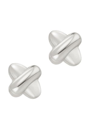 To polerede sølv øreringe i form af abstrakte overlappende X-former på en hvid baggrund.