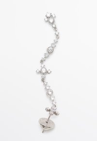 Orecchino in argento con design curvo, presenta diverse pietre preziose trasparenti rotonde e quadrate di varie dimensioni, fissato con un fermaglio a perno.