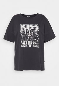 Sort bomulds T-shirt med korte ærmer, prydet med et grafisk tryk af et band og teksten "LET ME GO ROCK 'N' ROLL" i hvid.