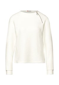 Suéter blanco de manga larga texturizado con cuello redondo y detalle de cremallera diagonal plateada cerca del hombro derecho.