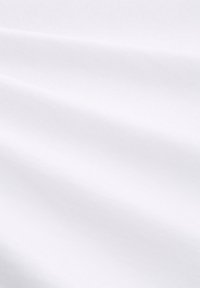 Weißer Stoff mit einer glatten, leicht glänzenden Textur. Das Material wirkt leicht und hat subtile, sanfte Falten ohne sichtbare Muster.