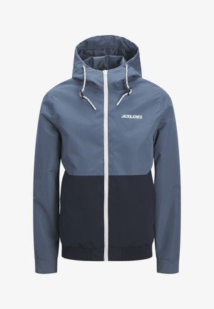 Kahvatupois kapuutsiga jope sinist ja tumesinist värvi, esiküljel tõmblukk, reguleeritavad nöörid ning valge "JACK&JONES" logo rinnal.