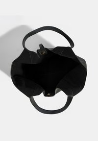 Zwarte tote bag met een buitenkant van suède en gestructureerd leer. Ontwerp zonder klep, twee stevige handvatten en een gouden drukknoopsluiting.