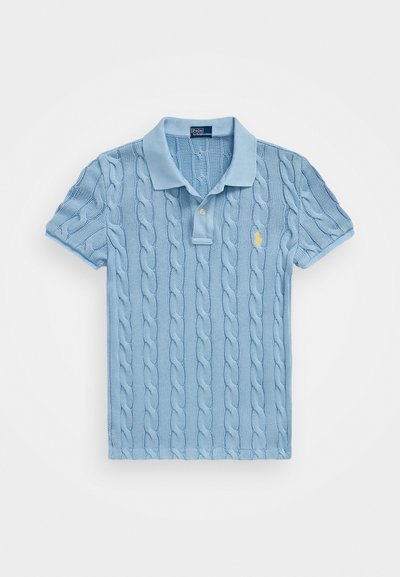 Gaiši zils cieta adīta polo krekls ar platu apkakli, īsām piedurknēm un dzeltenu logo uz krūtīm. Klasisks dizains un teksturēts audums.