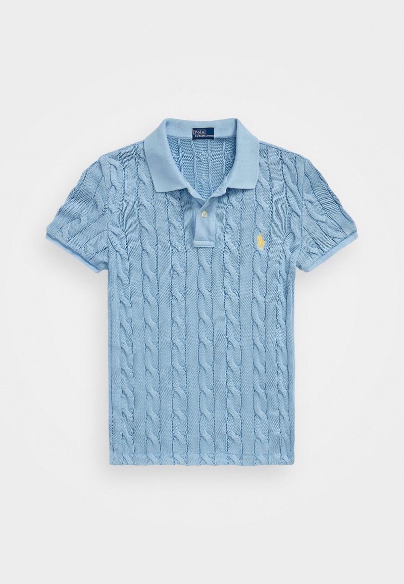 Ανοιχτό γαλάζιο πόλο πουλόβερ με πλέξη καλωδίου, επίπεδο γιακά, κοντά μανίκια και κίτρινο λογότυπο στο στήθος. Κλασικός σχεδιασμός και υφή υφάσματος.