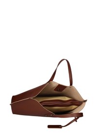 Borsa a sacco in pelle marrone con forma ampia, apertura superiore, interno beige e una tasca con zip. Presenta due manici resistenti e un'etichetta.