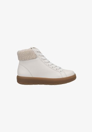 Zapatillas altas blancas de piel, con un cuello beige peludo, puntera redonda, cordones blancos y una suela de goma marrón.